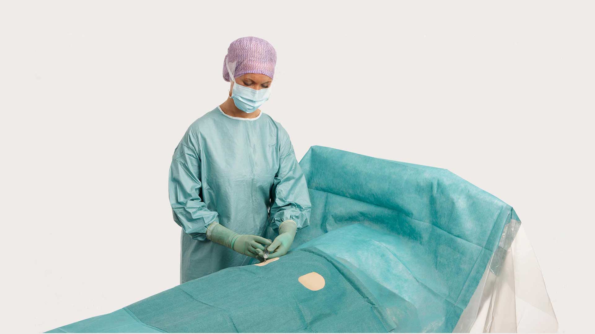 en kirurg med ett BARRIER angiografilakan inför ett ingrepp