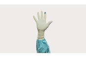 En hand i en Biogel Skinsense Indicator System-handske