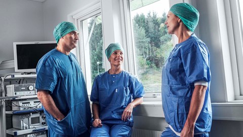 Ett team med kirurger som arbetar