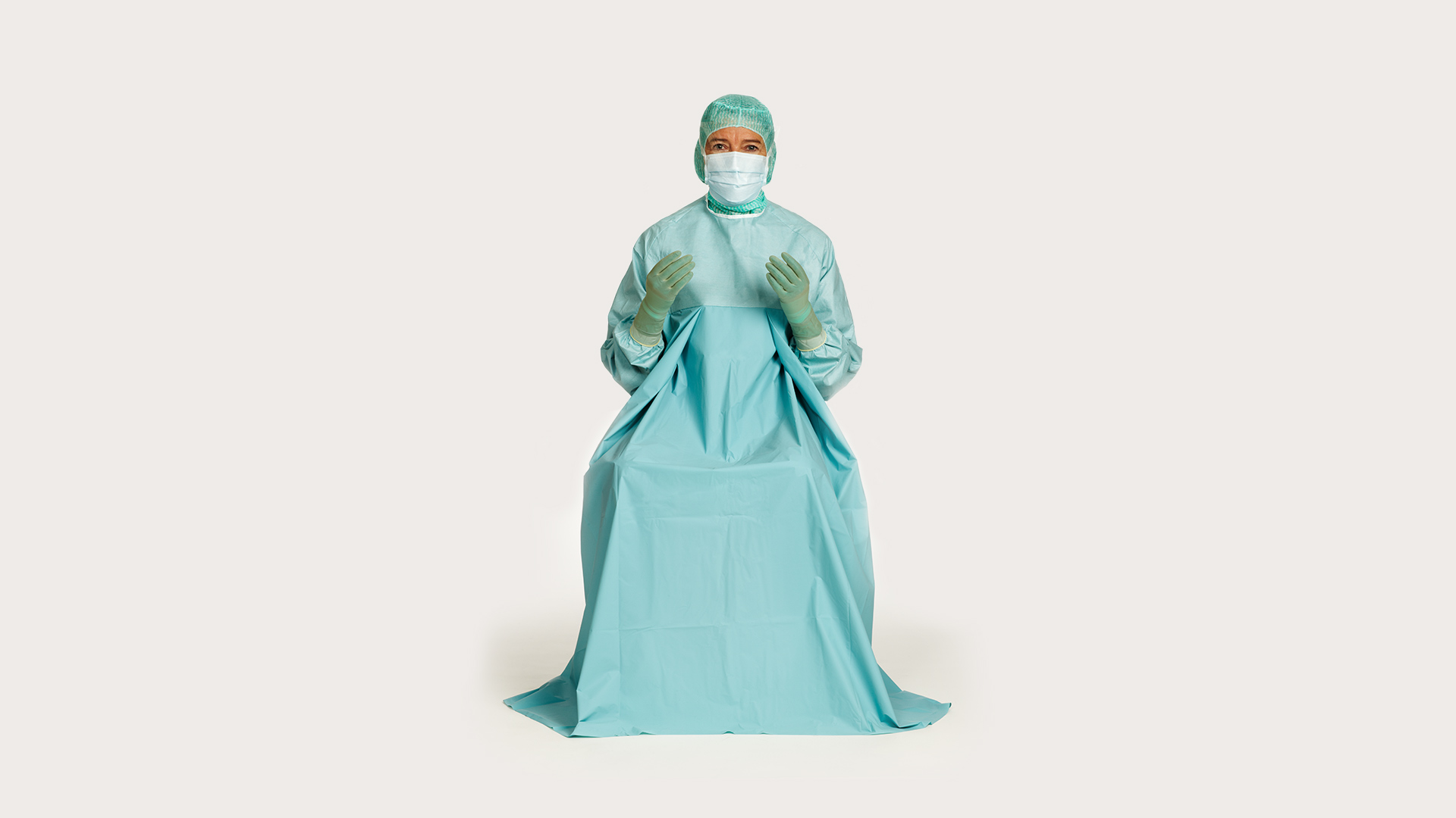 kvinnlig kirurg som bär BARRIER® operationsrock Classic Urology