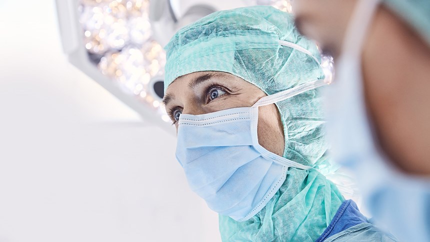 Kvinnlig operationssjuksköterska med munskydd