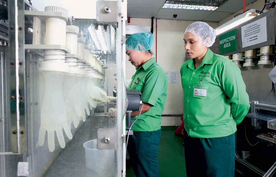 Anställda vid tillverkning av handskar