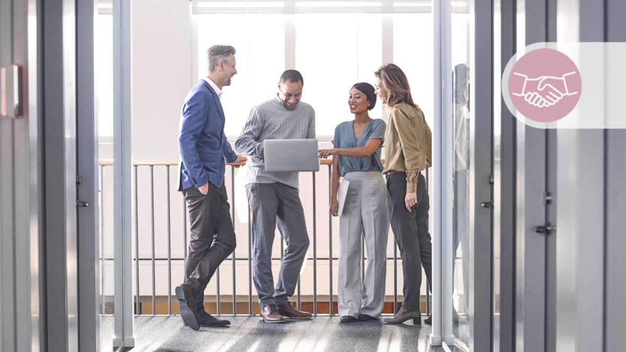 Un groupe de professionnels discutant dans les bureaux